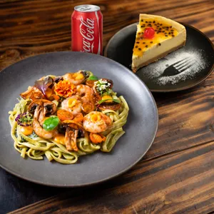 Fettuccini a la Fiorentina + Bebida + Cheesecake