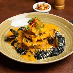 Atún Montado con salsa de mariscos