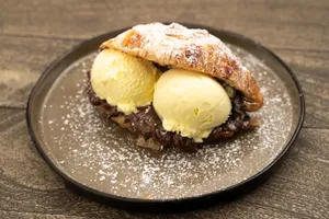 Croissant Planchado relleno con Nutella y Helado a eleccion.