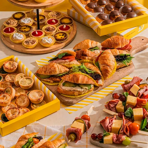 Mesa Festín                   (7 bocados salados + 4 bocados dulces por persona)
