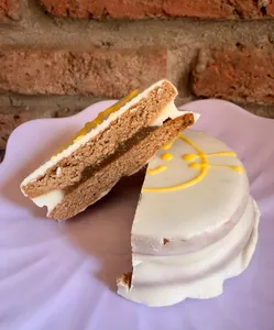 Alfajor chocolate blanco y maracuyá natural