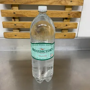 Agua benedictino desechable sin gas 2 lts
