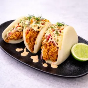 Bao pollo sriracha