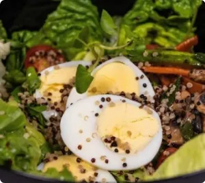 Ensalada de huevos y quinoa