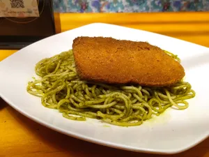 Milanesa de seitán con pasta al pesto