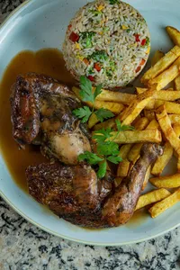 Pollo al cilindro con chaufa y papas fritas