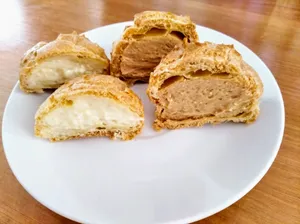 Profiteroles de crema de manjar