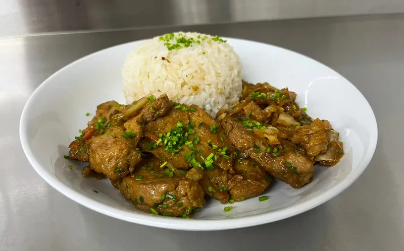 Carne con champiñones estilo oriental + entrada y postre. Carne con champiñones estilo oriental + entrada y postre.