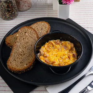 HUEVOS REVUELTOS CON TOCINO
