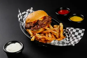 American Cheese Burger + Papas LFC