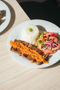 Sobrebarriga en salsa criolla