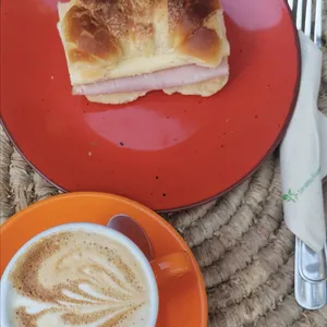 Croissant + capuccino