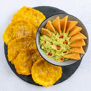 PATACONES CON GUACAMOLE Y PIQUITOS