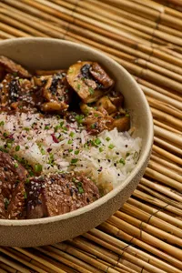 Donburi de Solomito de Res (Bowl)