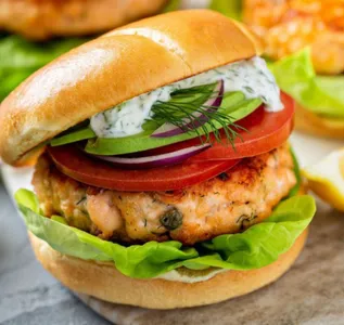 Hamburguesas de salmón con papa gajo al horno