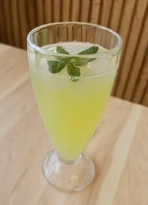 Limonada menta-jengibre