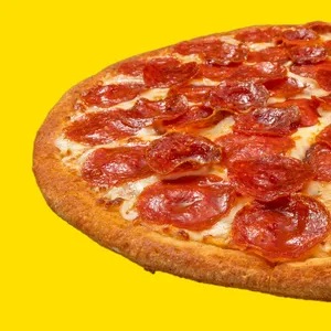 Pizza Doble Pepperoni con doble porción de nuestro delicioso Pepperoni importado de USA, queso mozzarella y salsa de tomate.
