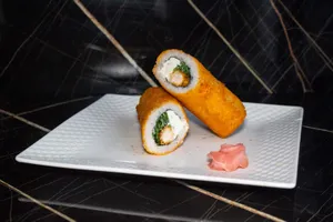 Handroll camarón, cebollin, queso crema