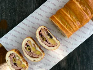 "Delicioso pan de jamón venezolano, relleno de jamón, queso amarillo, aceitunas y pasas, ideal para la Navidad. Receta tradicional venezolana con el toque de la panaderia orquidea express."