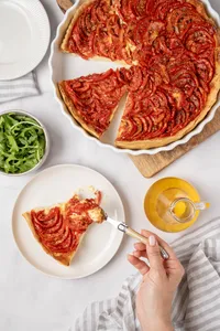 Quiche de tomate confitado y queso gruyere