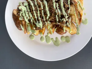 Carne mechada al vino Tinto con  papas rusticas