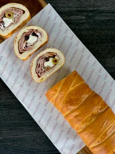 "Delicioso pan de jamón venezolano, relleno de jamón, queso crema, aceitunas y pasas, ideal para la Navidad. Receta tradicional venezolana, con un toque especial de la panaderia la orquidea express."