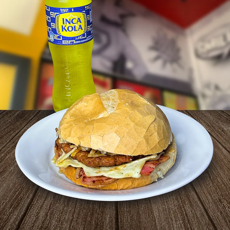 Combo 3 (1 hamburguesa + 2 quesos + 4 tocinos + 1 gaseosa + papas al hilo, cremas y ensaladas )