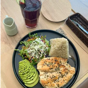 La pechugona fit + bebida- 505 kcal