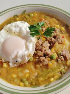 Charquicán con huevo frito + entrada y postre.