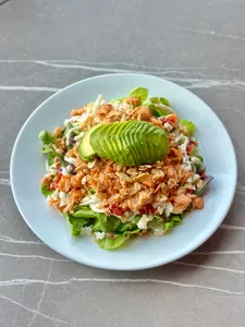 Ensalada de salmón ahumado y queso de cabra