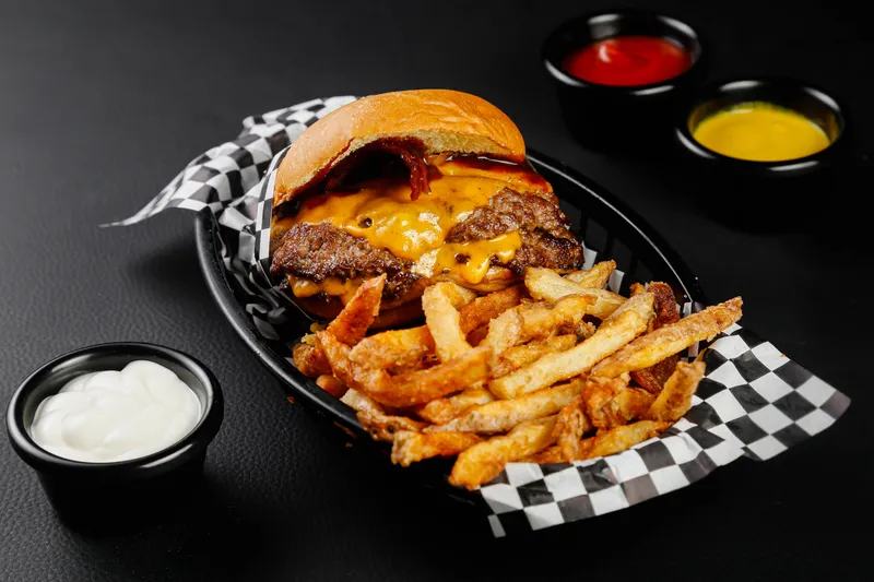 Smash Burger + Papas LFC Smash Burger + Papas LFC