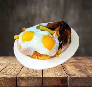 1/4 de pollo asado acompañado de papas fritas, cebolla caramelizada y dos huevos fritos.