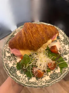 Croissant jamon y queso