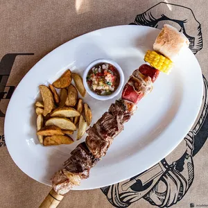 Anticucho con Fritas