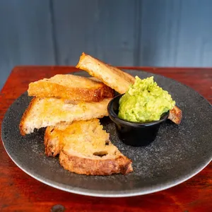 Tostadas Con Mantequilla y Palta