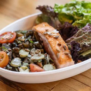 Ensalada de Cochayuyo con Salmón Sellado