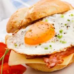 Sandwich Huevo, Tocineta Y Queso