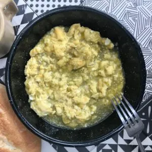 HUEVOS CON SALSA