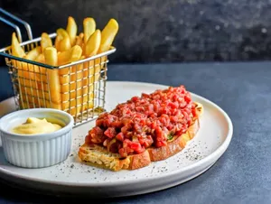 Tártaro de res y papas fritas trufadas