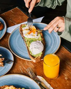 Tostada palta huevo pochado