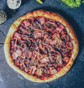 Pizza Mechada BBQ: Carne mechada / tocino ahumado / cebolla caramelizada / salsa bbq.