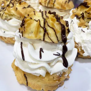 Profiterol libre de gluten y sin lactosa.