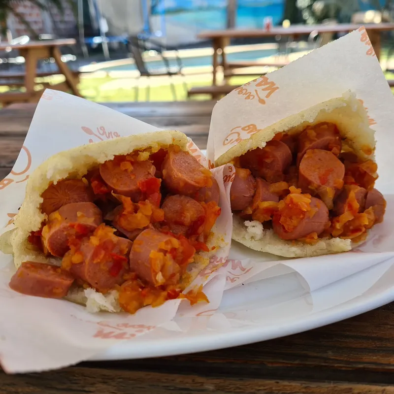 Porción Arepas de Salchichas guisadas