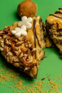 Medio huevo de Manjar y pecanas