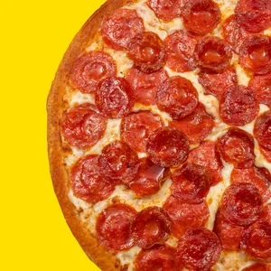 Pizza Doble Pepperoni con doble porción de nuestro delicioso Pepperoni importado de USA, queso mozzarella y salsa de tomate.
