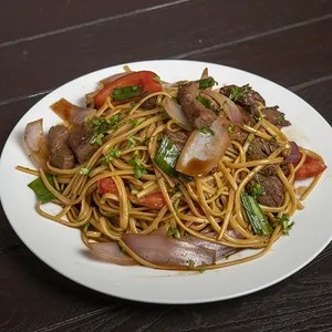Tallarín saltado carne + jugo chico - Simón Bolívar