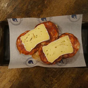 Pintxo de Chorizo y Queso Camembert