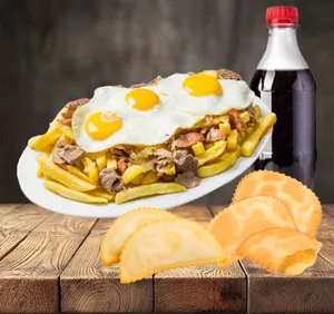 Chorrillana grande ( carne de vacuno, cebolla caramelizada, tres huevos fritos y choricillo) + 6 empanadas 1/2 luna + bebida 1.5 lts.