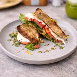 Sandwich de la Cabra contiene lacteos