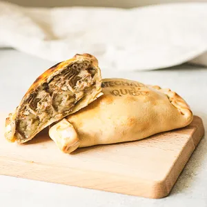 Empanada chilena de mechada y queso fundido